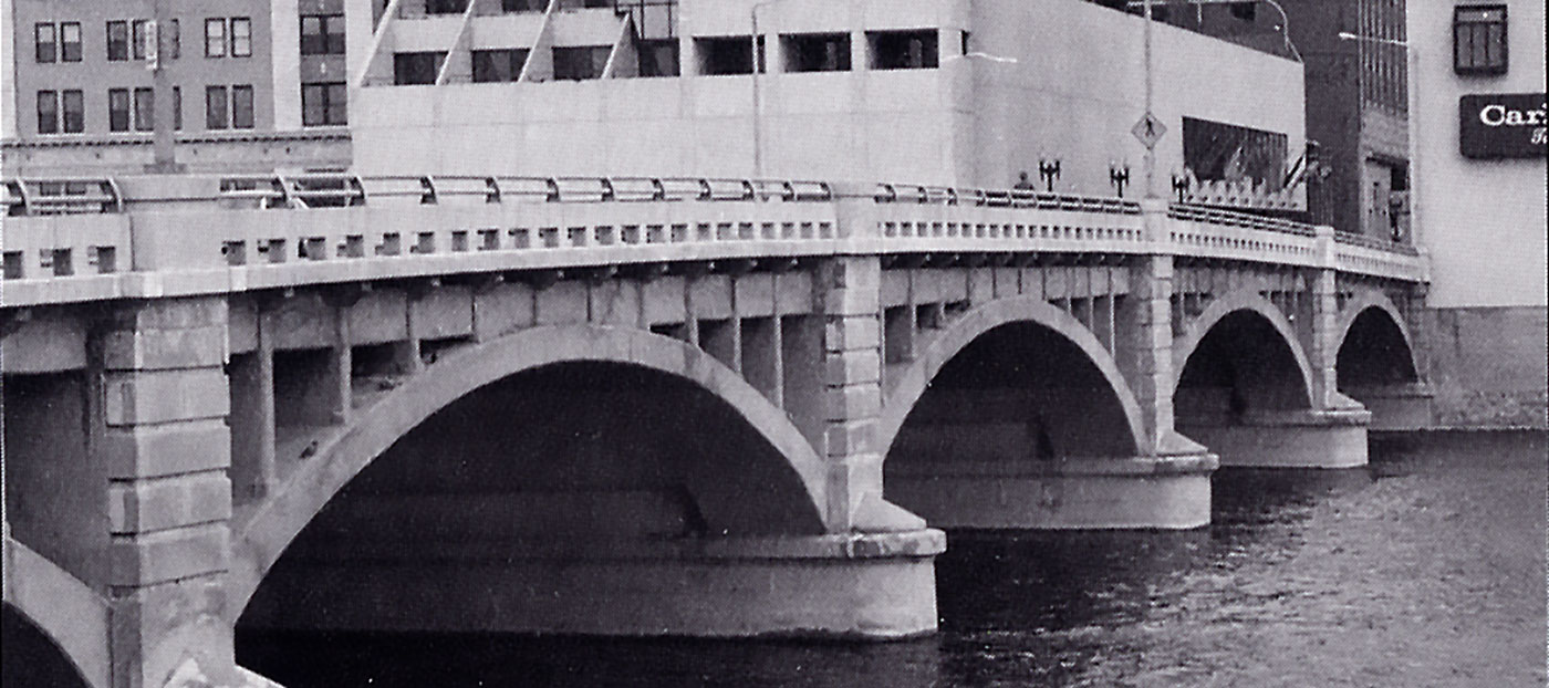 pearl street bridge grand rapids michigan